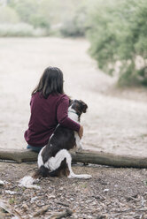Rückenansicht einer jungen Frau und ihres Hundes - SKCF00217
