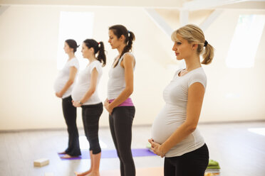 Prenatal yoga class - ZEDF00366