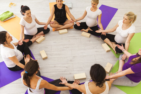 Pränataler Yoga-Kurs im Kreis sitzend - ZEDF00369
