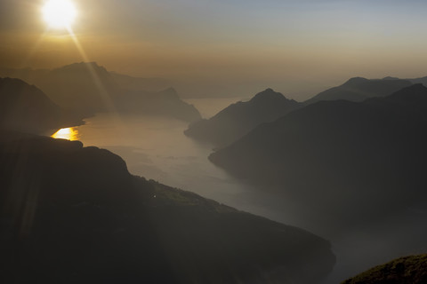 Schweiz, Kanton Schwyz, Fronalpstock, Blick auf den Vierwaldstättersee bei Sonnenuntergang, lizenzfreies Stockfoto