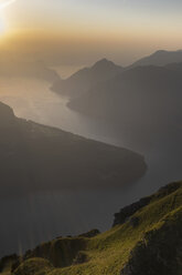 Schweiz, Kanton Schwyz, Fronalpstock, Blick auf den Vierwaldstättersee bei Sonnenuntergang - HLF00994