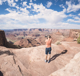 USA, Utah, Junger Mann steht am Dead Horse Point und fotografiert den Colorado River - EPF00156