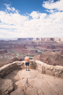 USA, Utah, Young man standing on Dead Horse Point looking to Colorado River - EPF00157