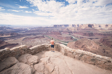 USA, Utah, Junger Mann steht am Dead Horse Point und schaut zum Colorado River - EPF00158