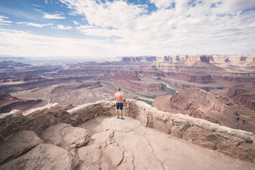 USA, Utah, Young man standing on Dead Horse Point looking to Colorado River - EPF00158