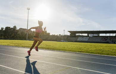 Weibliche Athletin läuft auf der Rennstrecke - MGOF02489