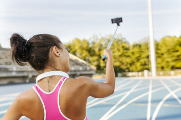 Weibliche Athletin macht Selfies im Stadion, hält Selfie-Stick - MGOF02497