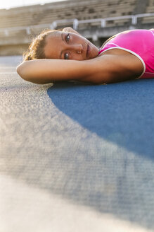 Sportler, der nach dem Training eine Pause einlegt - MGOF02502