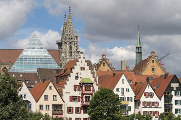 Deutschland, Ulm, Blick auf Glaspyramide der Zentralbibliothek und auf das Ulmer Münster mit Häusern im Vordergrund - PCF00275