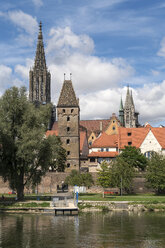 Deutschland, Ulm, Blick auf das Ulmer Münster und den Metzgerturm mit der Donau im Vordergund - PCF00276