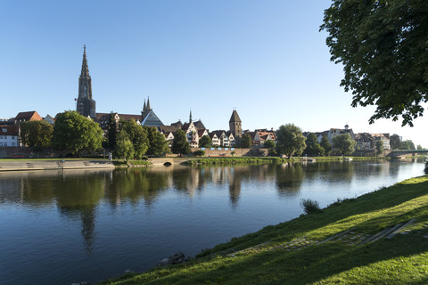 Deutschland, Ulm, Blick auf die Stadt mit der Donau im Vordergrund, lizenzfreies Stockfoto