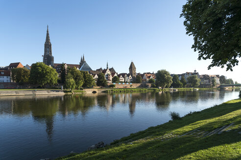 Deutschland, Ulm, Blick auf die Stadt mit der Donau im Vordergrund - PCF00278