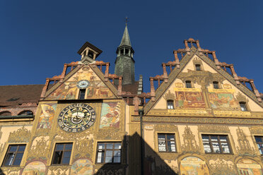 Deutschland, Ulm, Blick auf das Rathaus mit Astronomischer Uhr - PCF00279