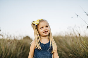 Porträt eines lächelnden kleinen Mädchens mit Haarband - JRFF00874