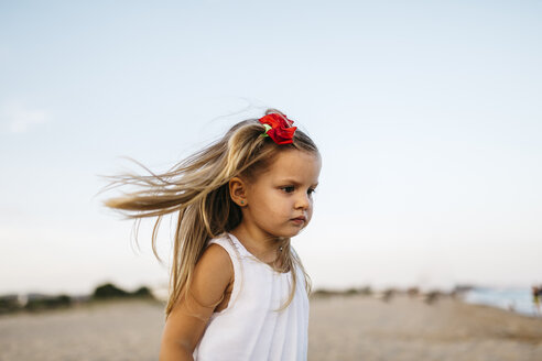 Kleines Mädchen spielt am Strand - JRFF00878