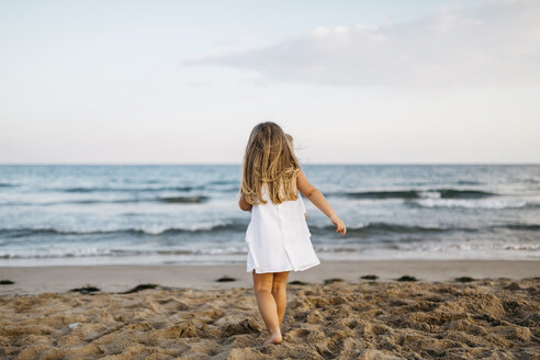 Rückansicht eines kleinen Mädchens, das am Strand spielt - JRFF00880