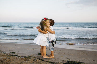 Kleines Mädchen umarmt kleinen Jungen am Strand - JRFF00881