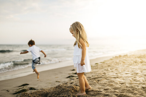Kleiner Junge und Mädchen spielen am Strand - JRFF00883