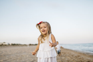 Portrait of little girl having fun on the beach - JRFF00885