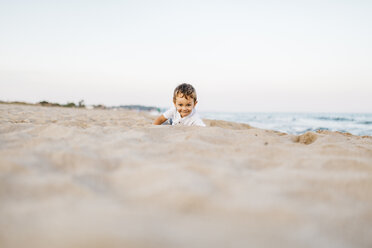 Lächelnder kleiner Junge spielt am Strand - JRFF00886