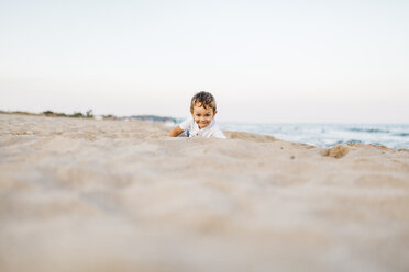 Smiling little boy playing on the beach - JRFF00886