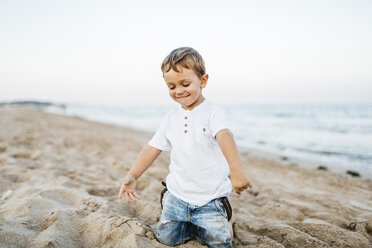 Glücklicher kleiner Junge spielt am Strand - JRFF00887