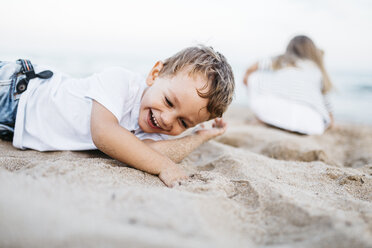 Glücklicher kleiner Junge spielt am Strand - JRFF00889