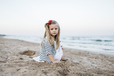 Portrait of little girl playing on the beach - JRFF00890