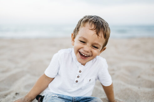 Lachender kleiner Junge beim Spielen am Strand - JRFF00891