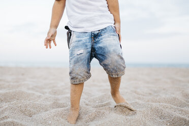 Kleiner Junge spielt am Strand, Teilansicht - JRFF00892