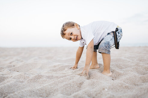 Kleiner Junge spielt am Strand - JRFF00893