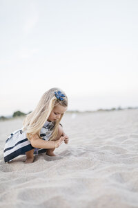 Kleines Mädchen spielt am Strand - JRFF00894