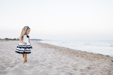 Fashionalble little girl playing on the beach - JRFF00895