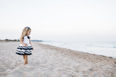 Modebewusstes kleines Mädchen spielt am Strand - JRFF00895
