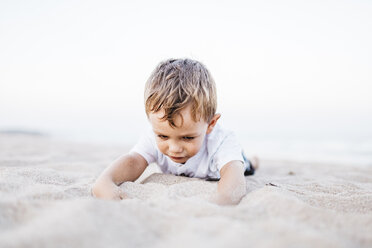 Kleiner Junge spielt am Strand - JRFF00897