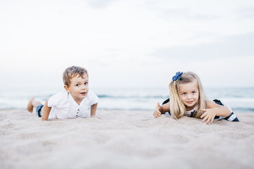 Kleiner Junge und kleines Mädchen spielen am Strand - JRFF00899