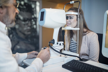 Junge Frau bei einem Sehtest beim Optometristen - ZEF10545