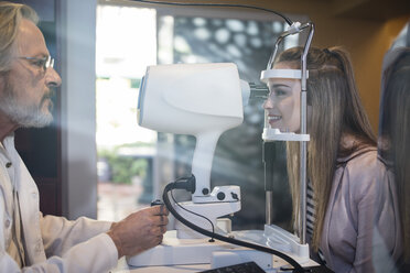Junge Frau bei einem Sehtest beim Optometristen - ZEF10546
