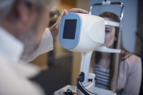 Young woman doing eye test at the optometrist's - ZEF10547