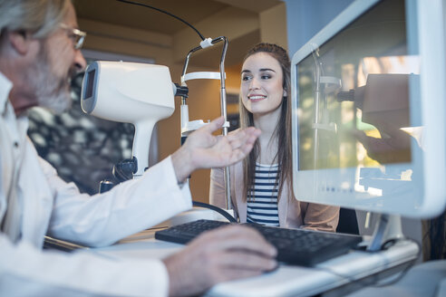 Junge Frau bei einem Sehtest beim Optometristen - ZEF10549