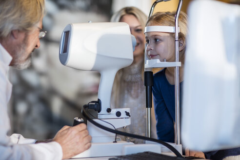 Girl doing eye test at the optometrist - ZEF10553