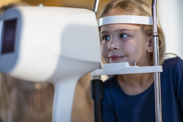 Girl doing eye test at the optometrist - ZEF10554