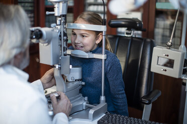 Girl doing eye test at the optometrist - ZEF10557
