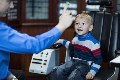 Boy doing eye test at optometrist - ZEF10580