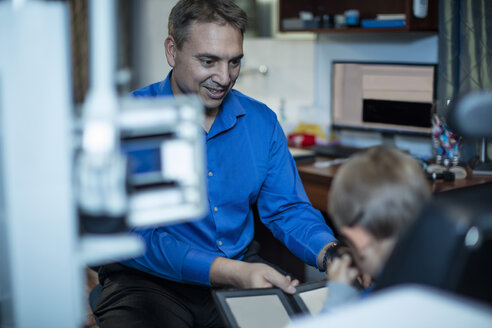 Boy doing eye test at optometrist - ZEF10581