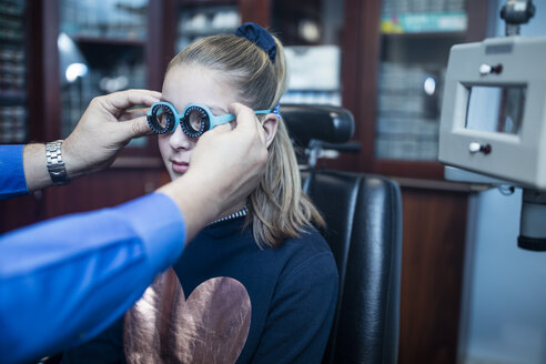 Girl doing eye test at optometrist - ZEF10583