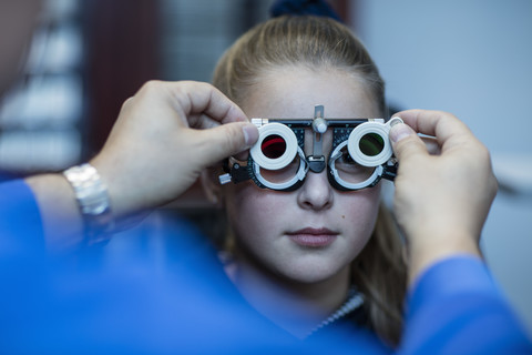 Mädchen beim Sehtest beim Optiker, lizenzfreies Stockfoto