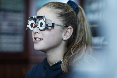 Mädchen beim Sehtest beim Optiker, lizenzfreies Stockfoto