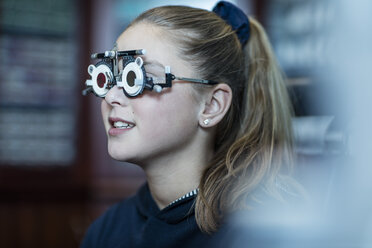 Mädchen beim Sehtest beim Optiker - ZEF10588