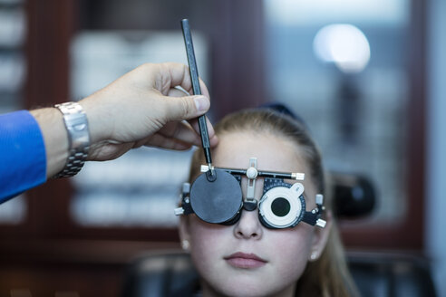 Girl doing eye test at optometrist - ZEF10589